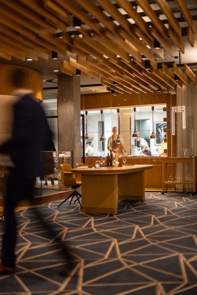 Dining room and open kitchen at Restaurant Syttende